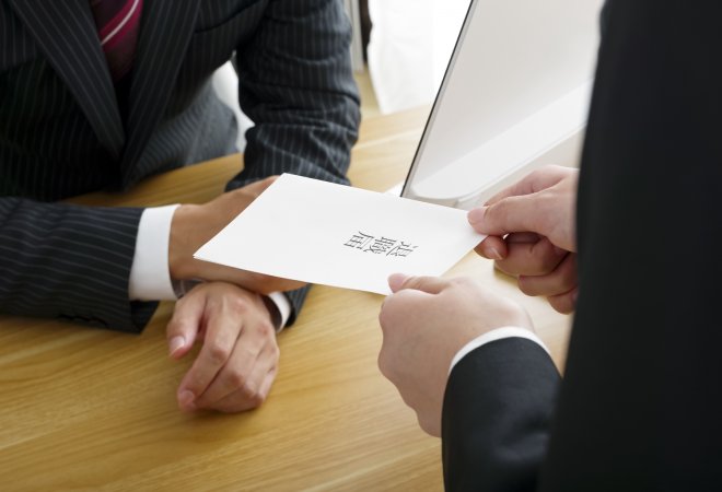 社内不倫によるひいきの疑いを放置する危険性