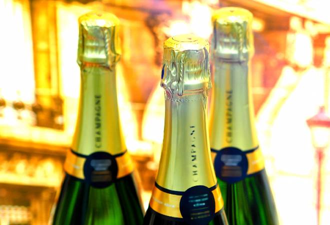大阪に上京した娘がホストにハマる背景と問題点