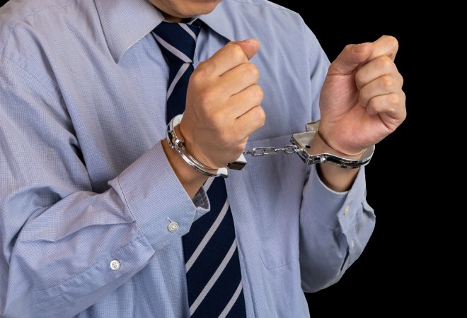 居酒屋での夫の野球賭博疑惑を見逃すリスク。