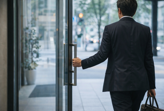 営業担当による外回り中のサボり問題。