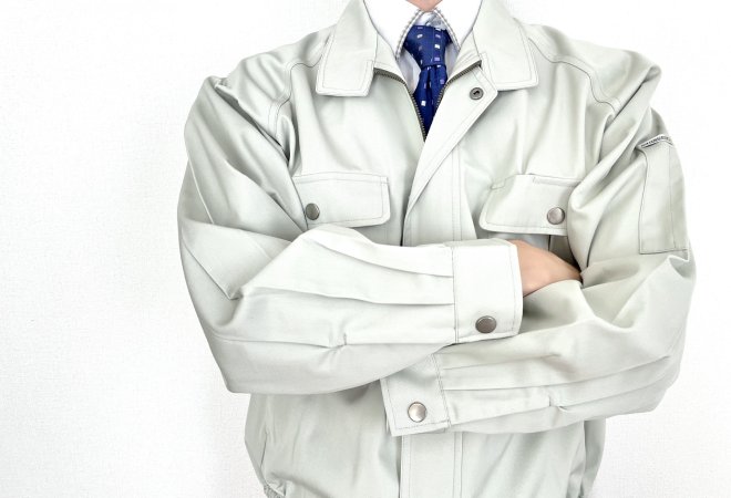 作業員が現場でタバコを吸っている状況を放置するリスク。