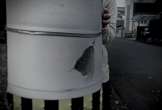 近所の人による不快な監視行為の背景。