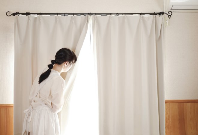 近所の住民による監視行為。